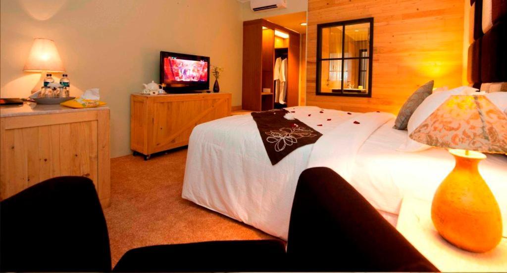 בנדונג Chara Hotel מראה חיצוני תמונה